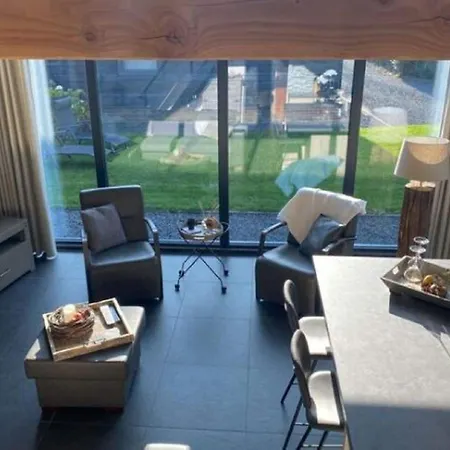 Modern Garden View In بيت للعطل *