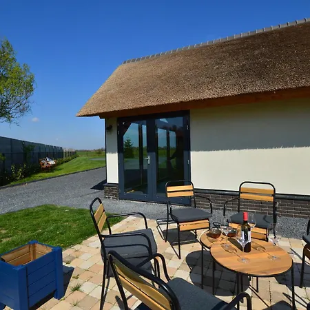 Modern Garden View In بيت للعطل