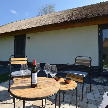 Modern Garden View In بيت للعطل *