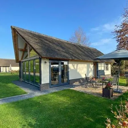 Modern Garden View In بيت للعطل *